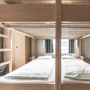 Doppelstockbett mit Bettwäsche | © Davos Klosters Mountains