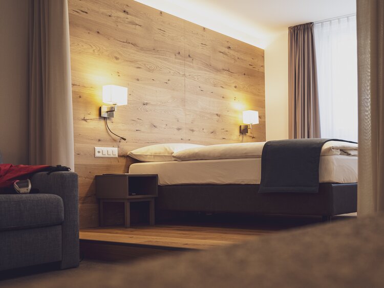 View into a double room of the Hotel Stela | © Davos Klosters Mountains
