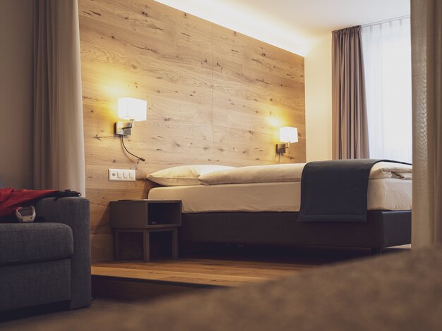 View into a double room of the Hotel Stela | © Davos Klosters Mountains