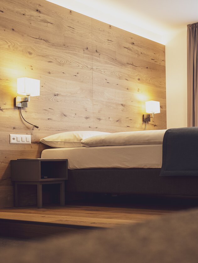 © Davos Klosters Mountains View into a double room of the Hotel Stela | © Davos Klosters Mountains