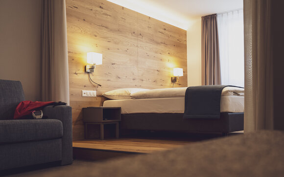 View into a double room of the Hotel Stela | © Davos Klosters Mountains