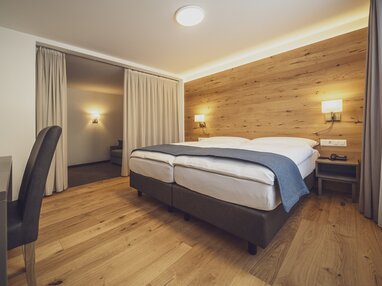 Doppelbett im Hotel Strela  | © Davos Klosters Mountains