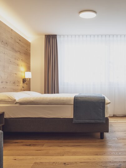 Mit Holz geschmücktes Doppelzimmer.  | © Davos Klosters Mountains