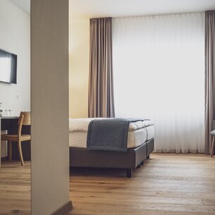 Hotelzimmer mit Spiegel und Doppelbett | © Davos Klosters Mountains