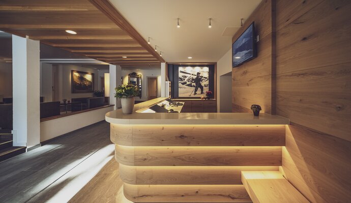 Modern illuminated wooden reception | © Davos Klosters Mountains