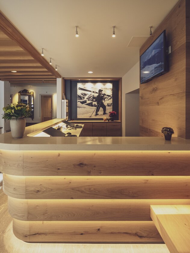 Modern illuminated wooden reception | © Davos Klosters Mountains Modern illuminated wooden reception | © Davos Klosters Mountains