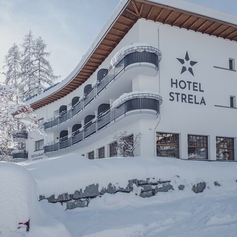 Verschneite Aussenansicht vom Hotel Strela | © Davos Klosters Mountains