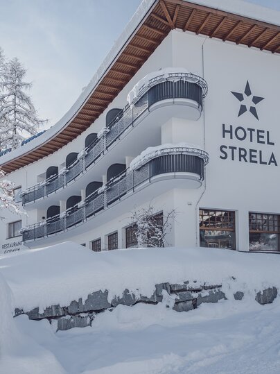 Verschneite Aussenansicht vom Hotel Strela | © Davos Klosters Mountains