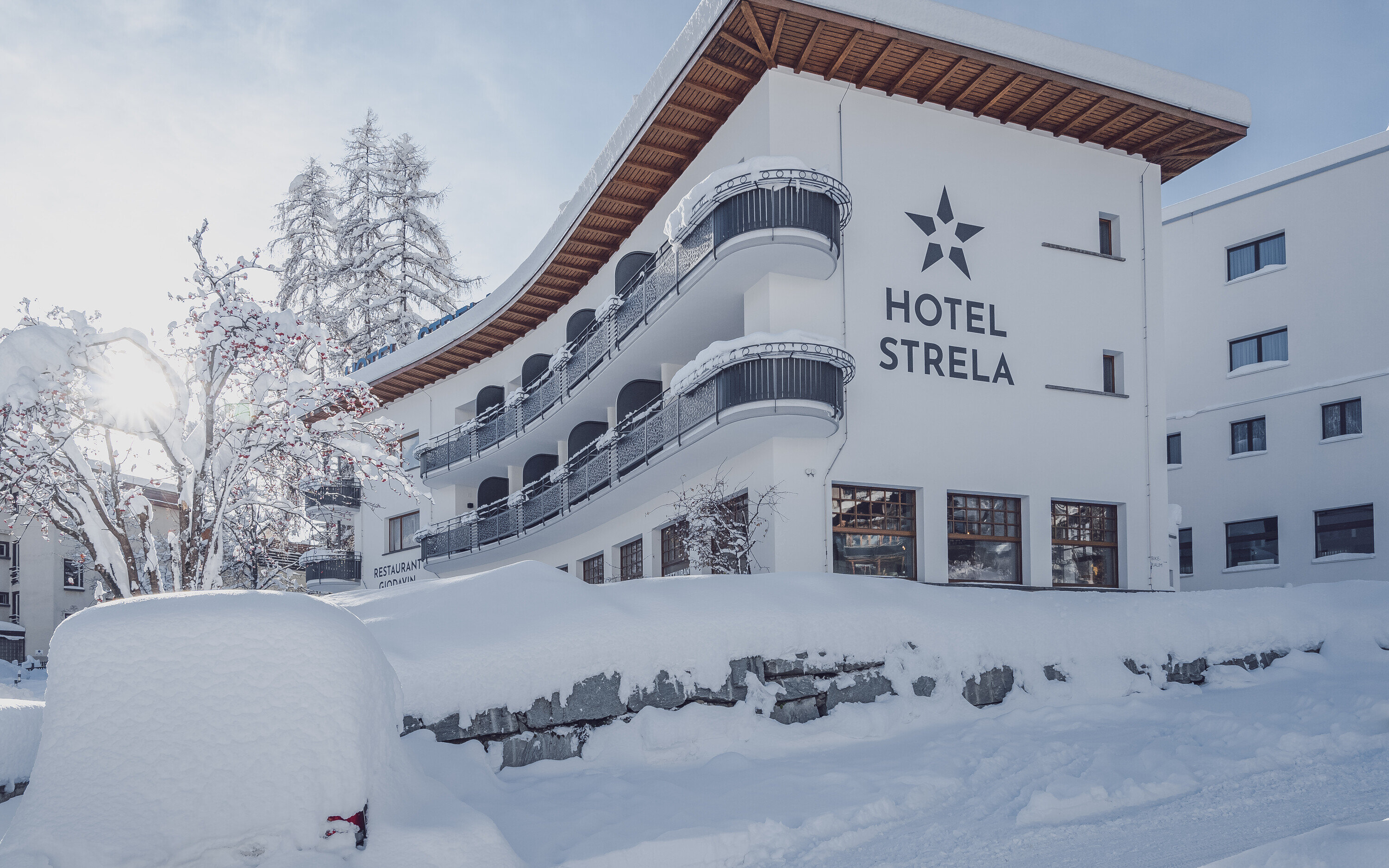 Verschneite Aussenansicht vom Hotel Strela | © Davos Klosters Mountains