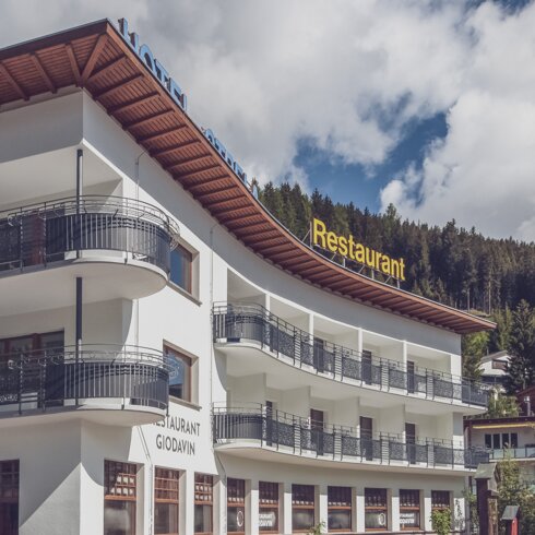 Die Aussenfassade des Hotel Strela strahlt im neuen Glanz.  | © Davos Klosters Bergbahnen