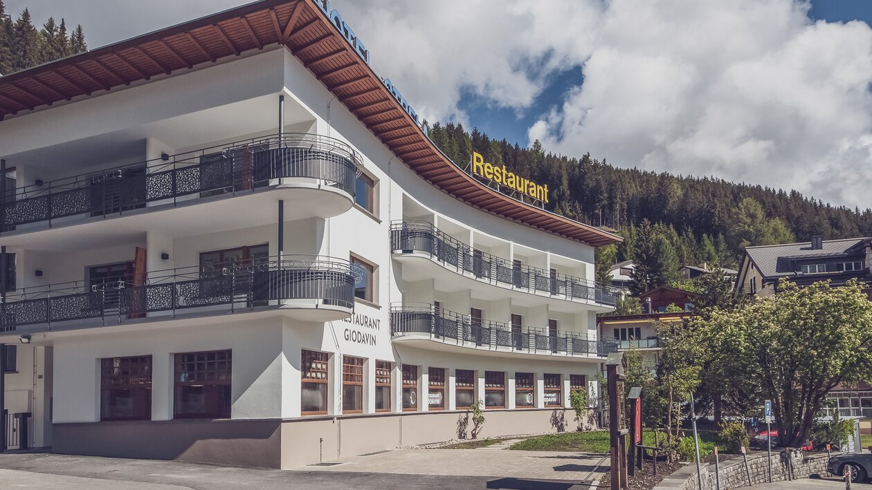 Die Aussenfassade des Hotel Strela strahlt im neuen Glanz.  | © Davos Klosters Bergbahnen