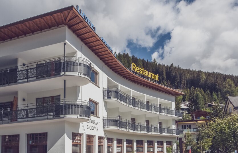 Die Aussenfassade des Hotel Strela strahlt im neuen Glanz.  | © Davos Klosters Bergbahnen