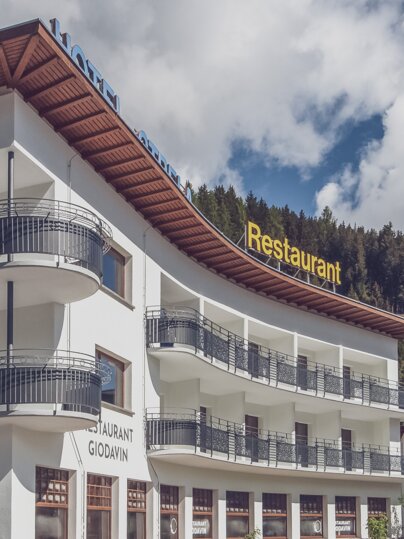 Die Aussenfassade des Hotel Strela strahlt im neuen Glanz.  | © Davos Klosters Bergbahnen