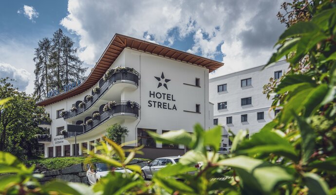 Summer exterior view of Hotel Strela | © Davos Klosters Mountains