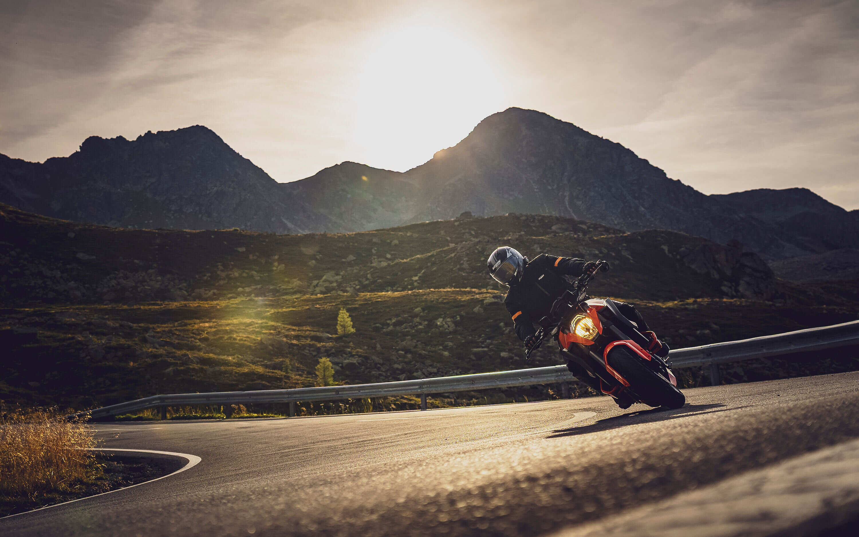 Ein rasanter Motorradfahrer der am Flüelapass Davos Klosters seine Kurven zieht | © Davos Klosters Bergbahnen AG