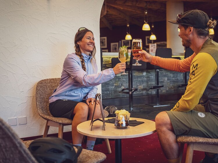 Zwei Biker beim Anstossen nach dem Biken in der Mountain Bar des Mountain Plaza Hotel Davos | © Davos Klosters Bergbahnen AG