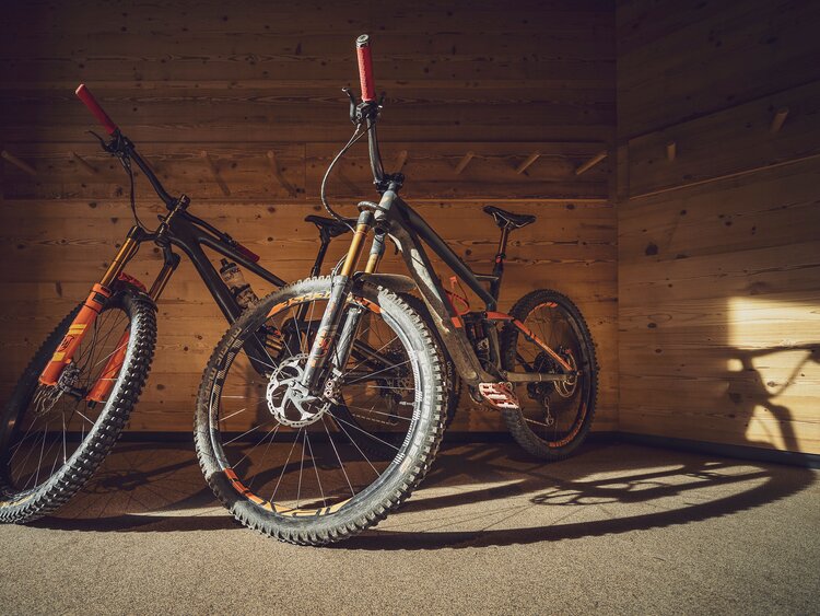 Mountain Bikes parken im abgeschlossenen Veloraum vom Mountain Plaza Hotel Davos | © Davos Klosters Bergbahnen AG