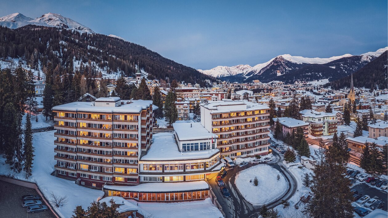 Beleuchtetes Mountain Plaza Hotel im Winter. | © Davos Klosters Mountains