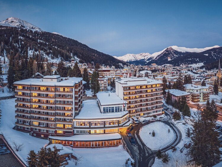Beleuchtetes Mountain Plaza Hotel im Winter. | © Davos Klosters Mountains