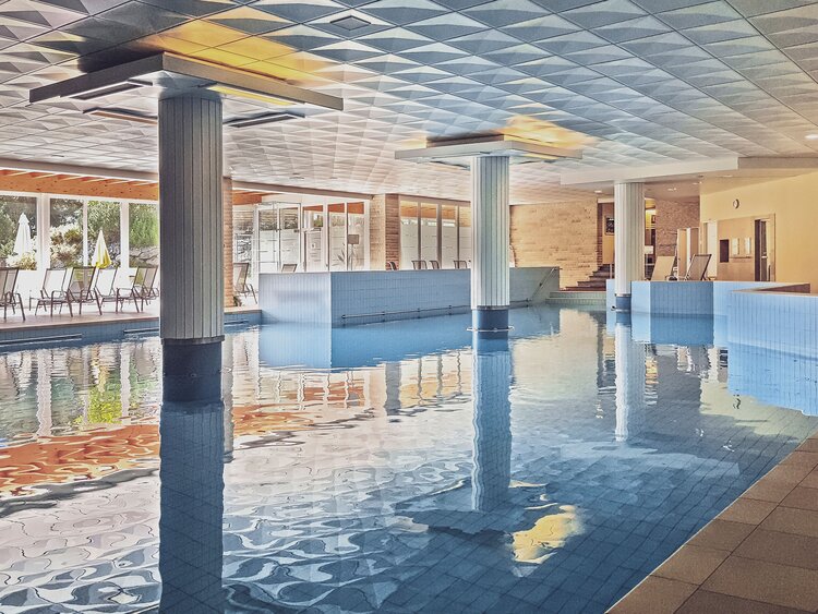 Grosszügiges Hallenbad im Mountain Plaza Hotel in Davos.  | © Davos Klosters Mountains