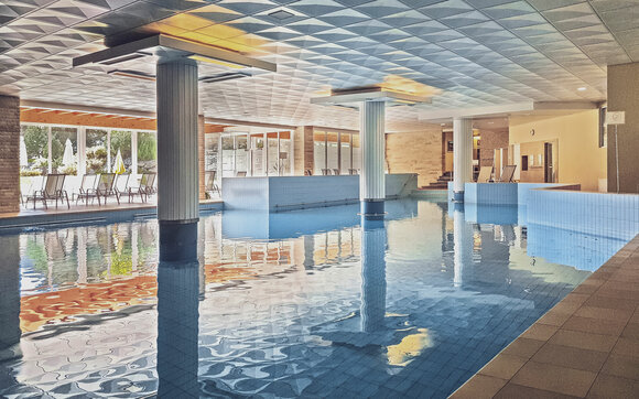Grosszügiges Hallenbad im Mountain Plaza Hotel in Davos.  | © Davos Klosters Mountains