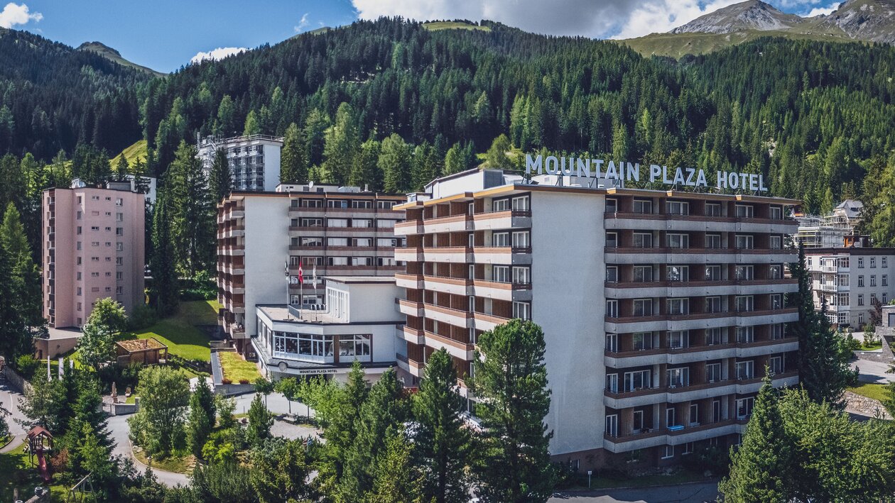 Mountain Plaza Hotel im Sommer Aussenansicht | © Davos Klosters Bergbahnen AG