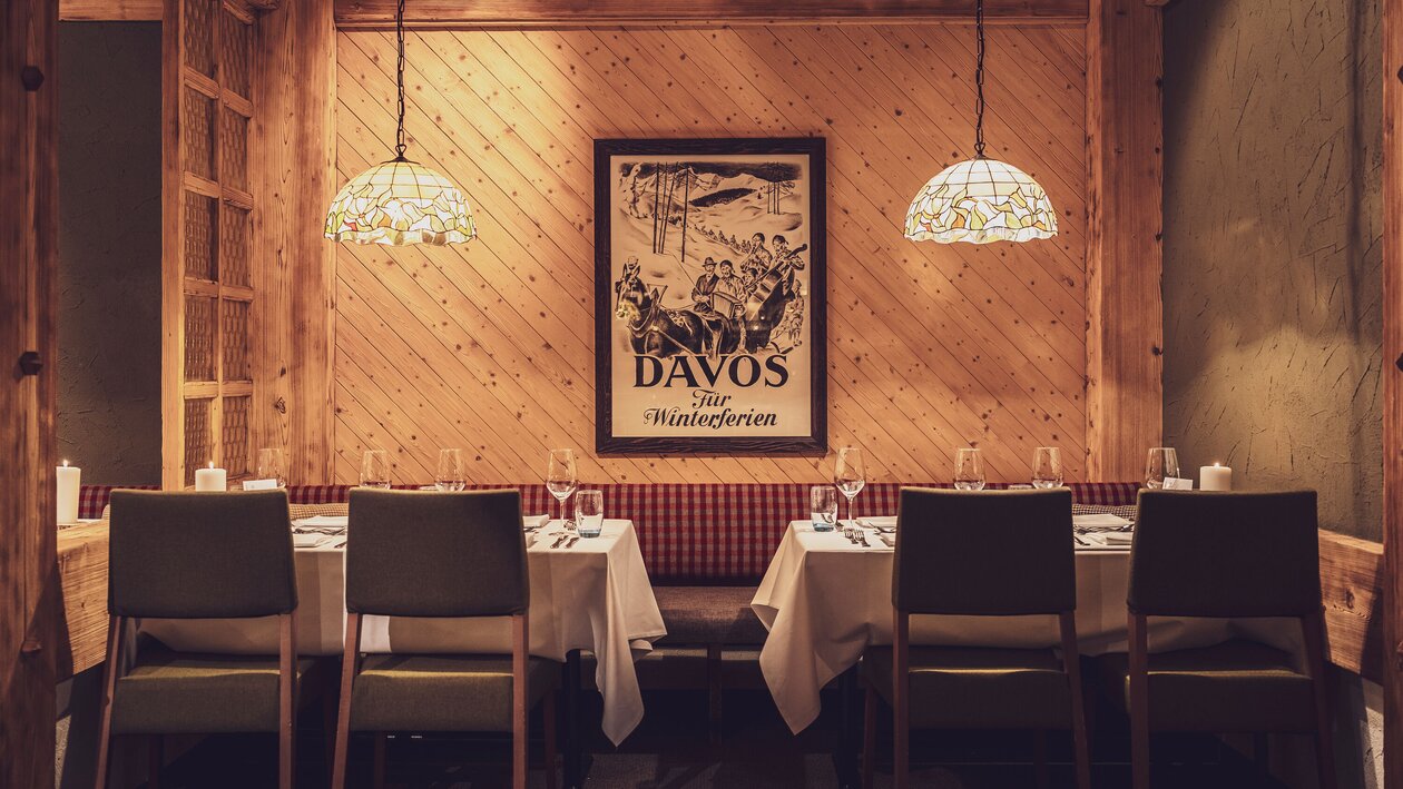 Rustikales Restaurant mit eingedeckten Tischen  | © Davos Klosters Mountains 