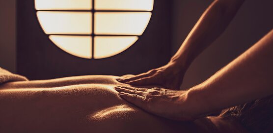 Entspannende Rückenmassage im renovierten Massageraum des Mountain Plaza Hotels Davos