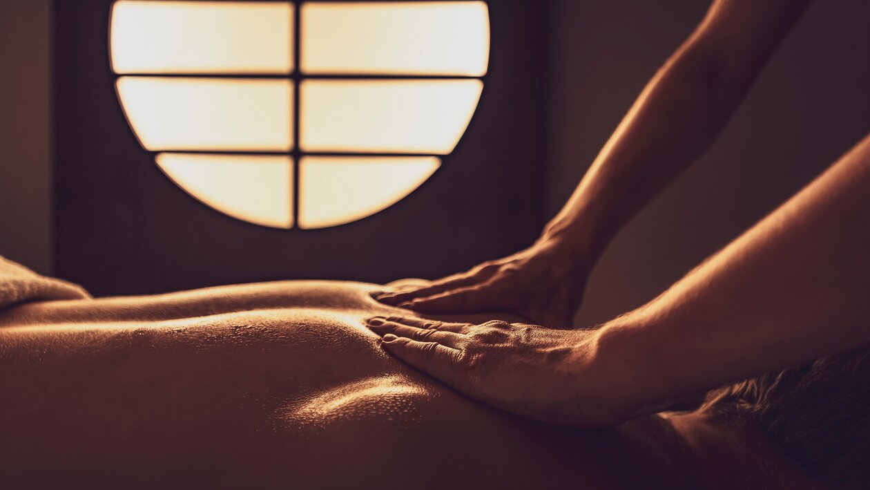 Entspannende Rückenmassage im renovierten Massageraum des Mountain Plaza Hotels Davos | © Tina Gerber