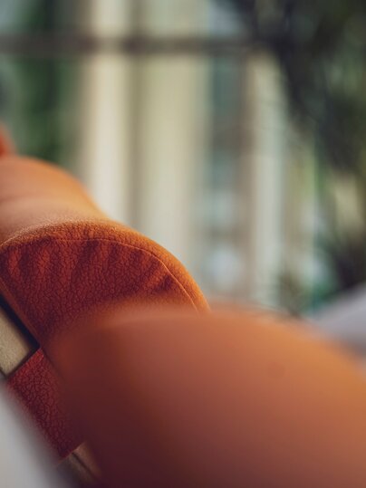 Mood Shot der Liegen vom Ruheraum des Mountain Plaza Hotels Davos | © Tina Gerber
