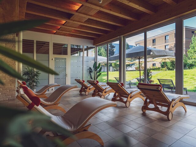 Entspannender Ruheraum im Mountain Plaza Hotel mit Blick auf die Sonnenterrasse | © Tina Gerber