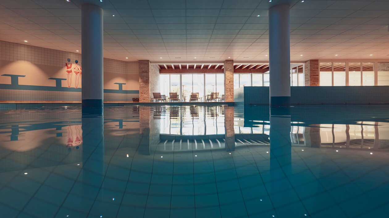 Grosser Swimmingpool mit Ruhebereich im Hotel Mountain Plaza Davos | © Tina Gerber