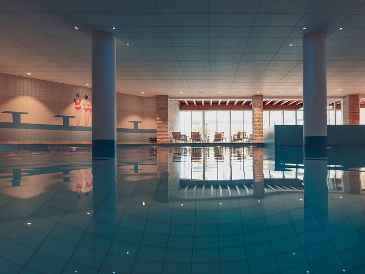 Grosser Swimmingpool mit Ruhebereich im Hotel Mountain Plaza Davos | © Tina Gerber