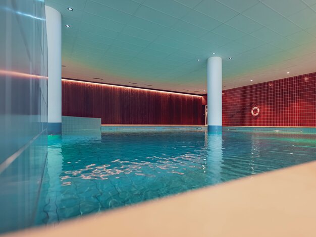 Grosses Schwimmbad im Mountain Plaza Hotel Davos | © Tina Gerber