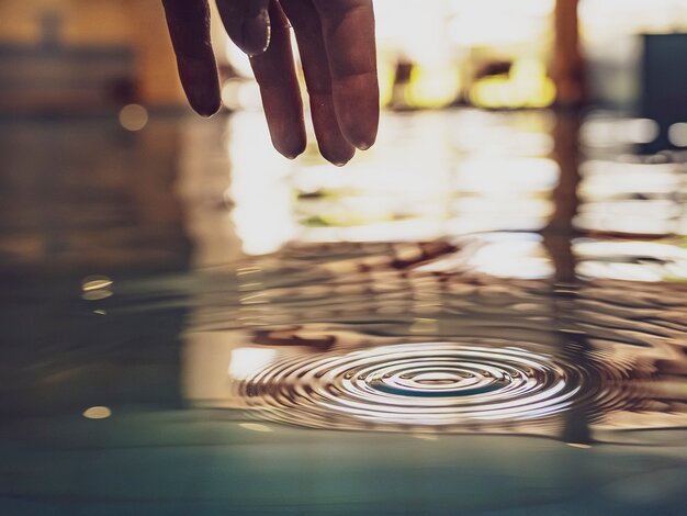 Moodshot eines Tropfen der immer grösser werdende Wellen schlägt im Indoor Swimmingpool des Mountain Plaza Hotels Davos | © Tina Gerber