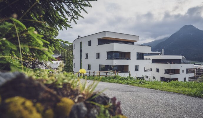 Blick auf die drei Häuser des Parsenn Resorts im Sommer | © Davos Klosters Mountains