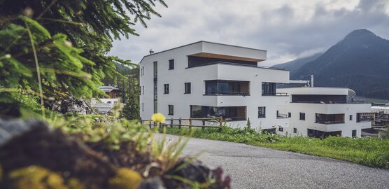 Blick auf die drei Häuser des Parsenn Resorts im Sommer