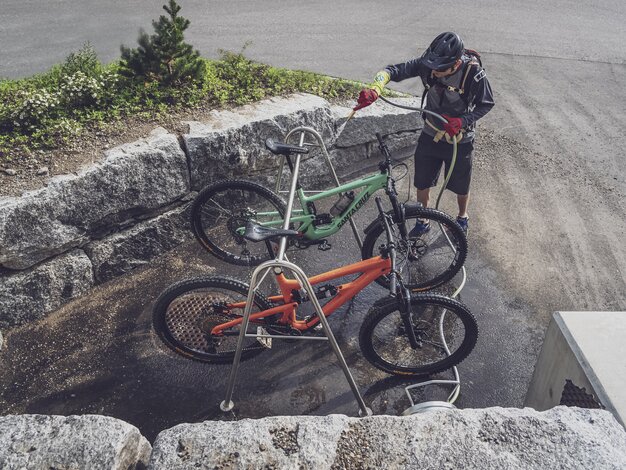 Biker wäscht bei der Bikestation sein Mountainbike. | © Davos Klosters Mountains