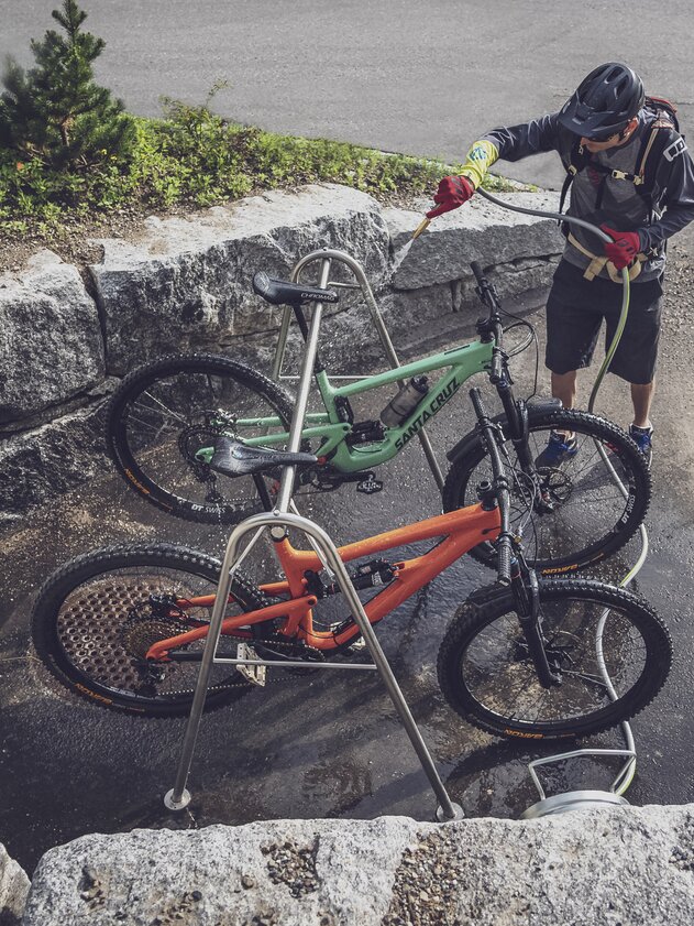 Parsenn Resort bike washing station | © Davos Klosters Mountains Biker washing his mountain bike at the bike station. | © Davos Klosters Mountains