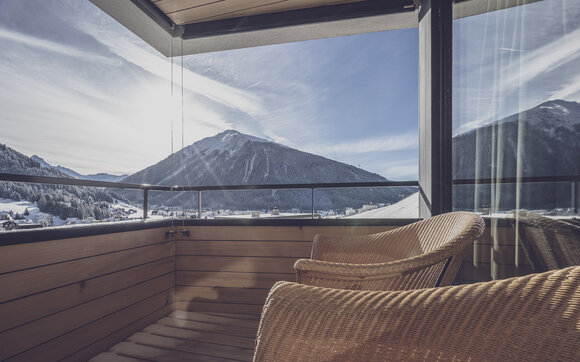 Balkon mit Aussicht in Berge  | © Davos Klosters Mountains 