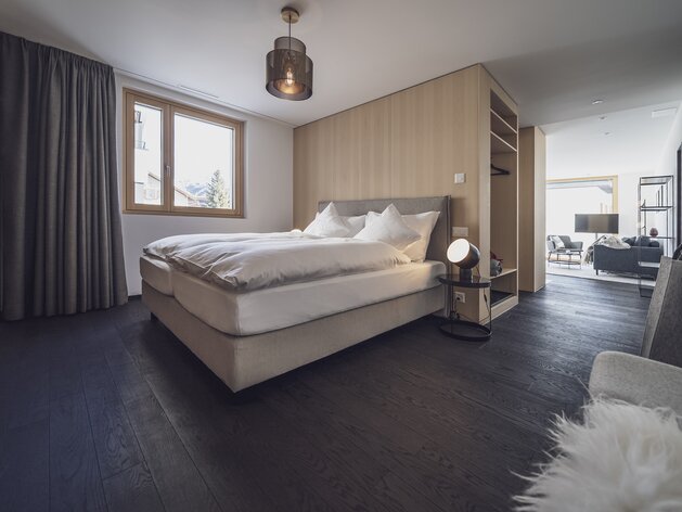 Schlafzimmer für zwei Personen in der Ferienwohnung im Parsenn Resort. | © Davos Klosters Mountains