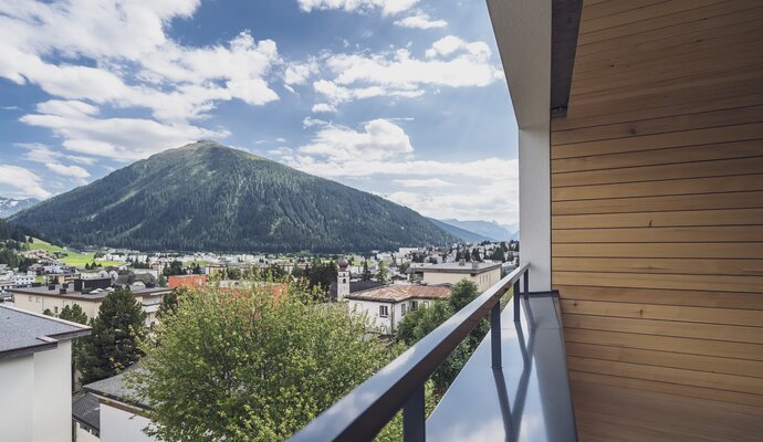 Ausblick aus Balkon mit Sicht über Davos  | © Davos Klosters Mountains 