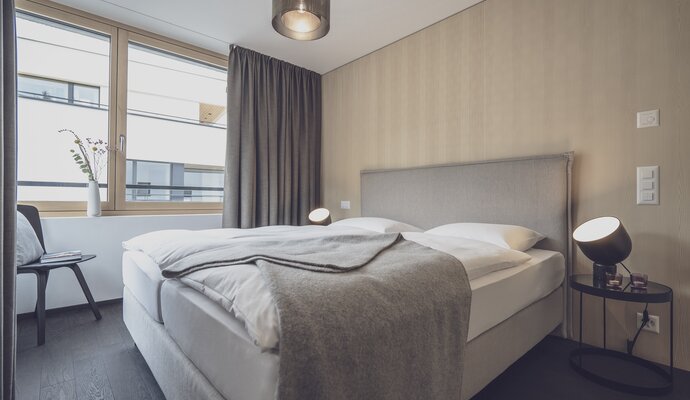 Modernes Schlafzimmer mit Doppelbett | © Davos Klosters Mountains