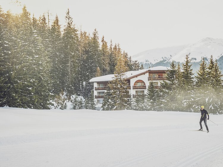 Die Langlaufloipen führen gleich beim Hotel Waldhuus Davos vorbei.  | © Davos Klosters Mountains