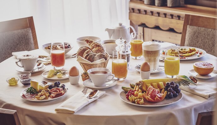 In Hotel Waldhuus Davos kann ein reichhaltiges Frühstück genossen werden. | © Davos Klosters Mountains