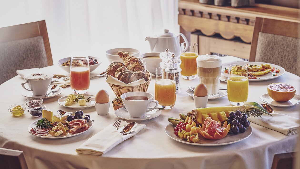 In Hotel Waldhuus Davos kann ein reichhaltiges Frühstück genossen werden. | © Davos Klosters Mountains