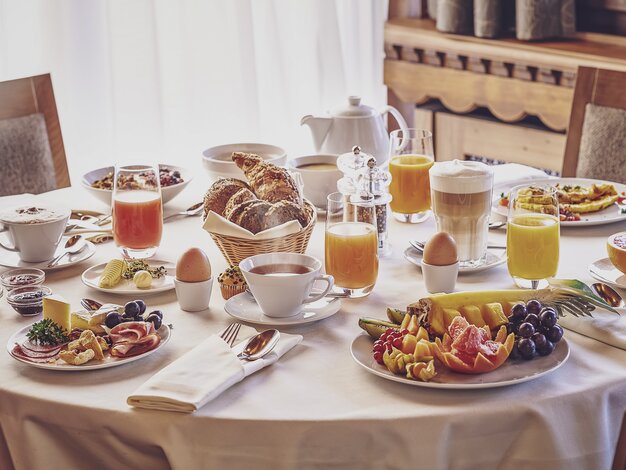 In Hotel Waldhuus Davos kann ein reichhaltiges Frühstück genossen werden. | © Davos Klosters Mountains