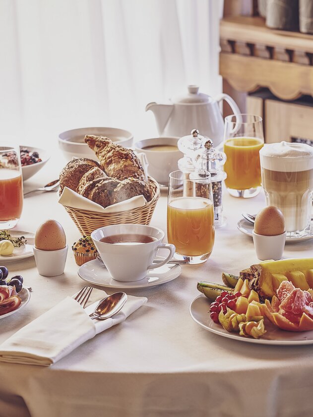 Frühstücks-Tisch Hotel Waldhuus Davos | © Davos Klosters Mountains In Hotel Waldhuus Davos kann ein reichhaltiges Frühstück genossen werden. | © Davos Klosters Mountains