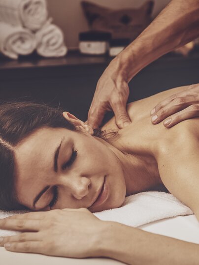 Frau auf Massageliege während einer Behandlung  | © Davos Klosters Mountains 
