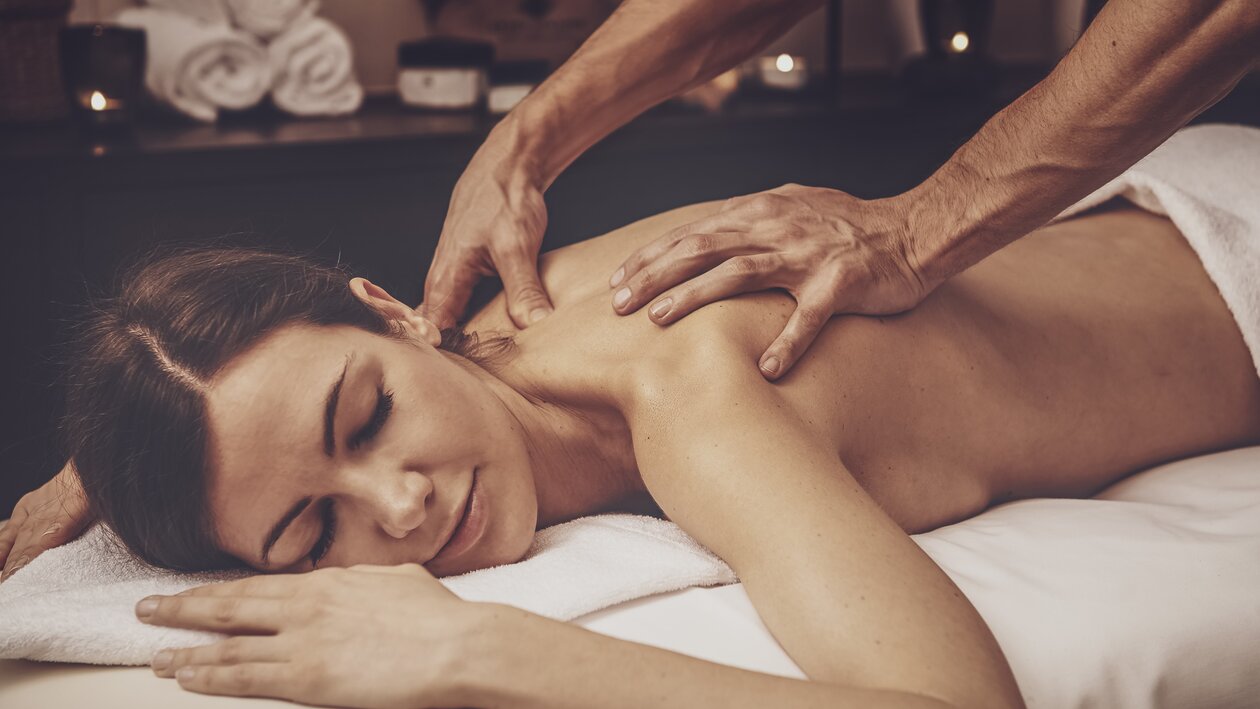 Frau auf Massageliege während einer Behandlung  | © Davos Klosters Mountains 